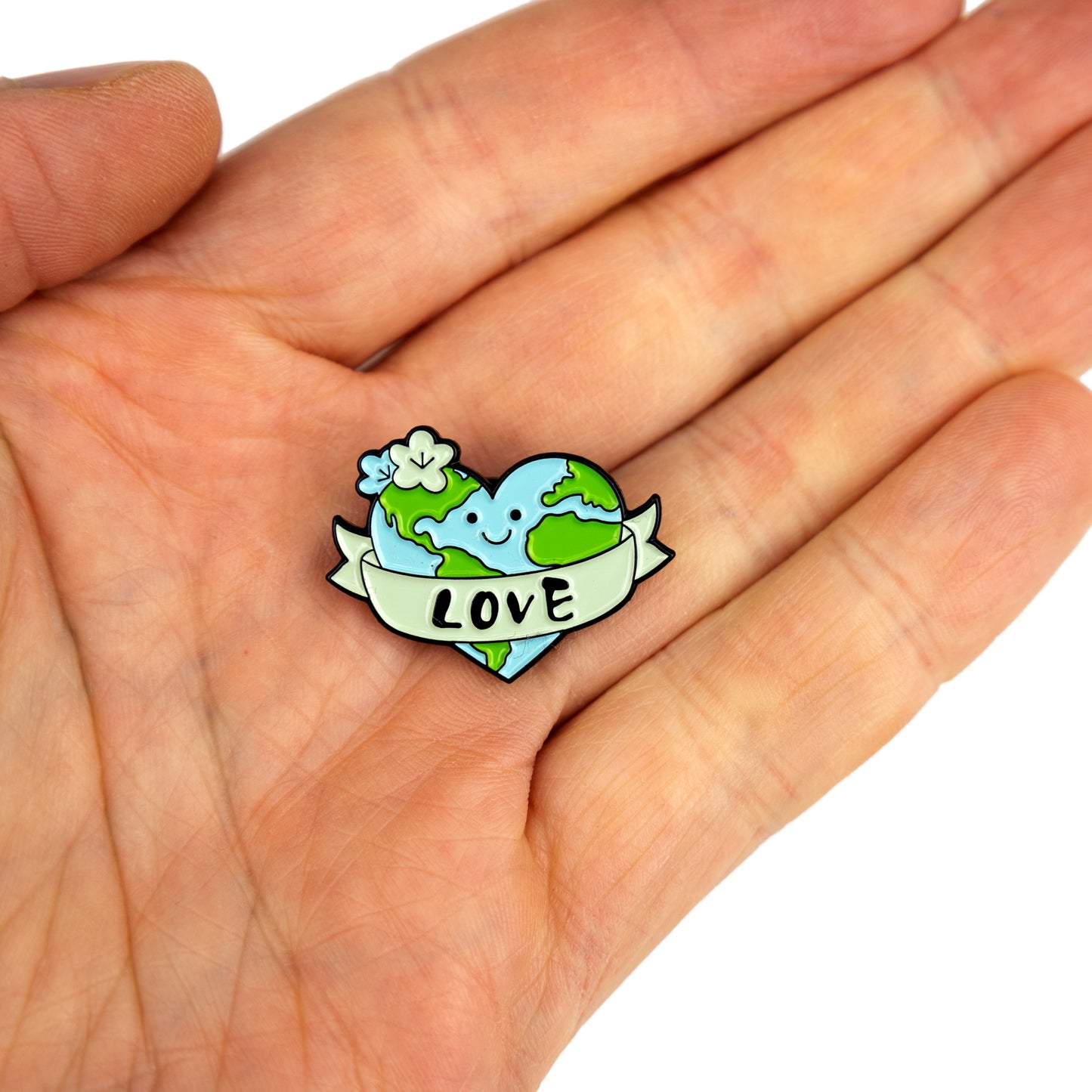 Umweltfreundlicher Pin mit einem Herz in Form des Planeten Erde und der Aufschrift „Love“