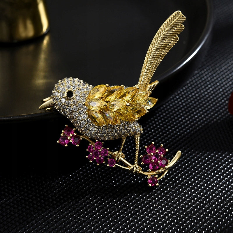 Vogel auf einem Ast mit Blumen - 14K vergoldete Brosche
