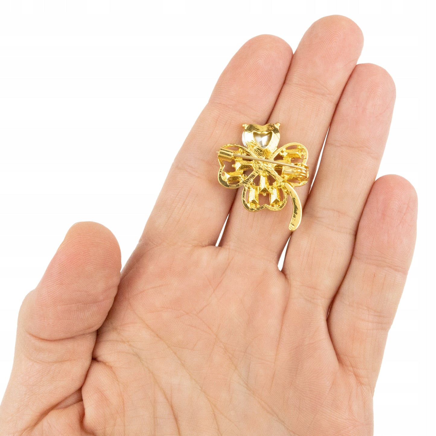 Goldenes Kleeblatt mit weißen Zirkonen und einem Herz – eine Glücksbrosche