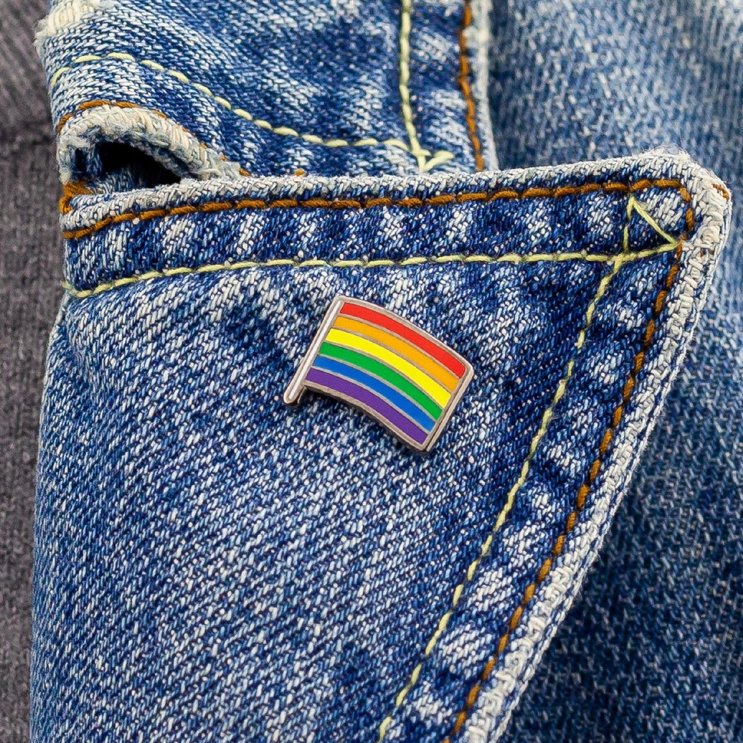 Regenbogenflagge – ein Pin für die LGBT-Community