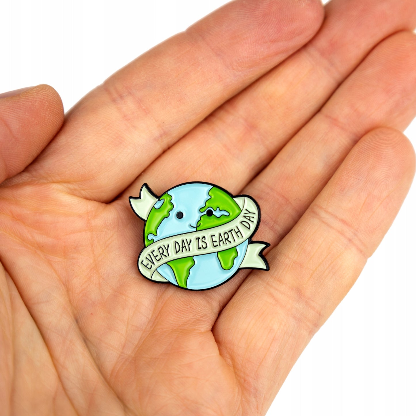 Ökologischer Pin in Form des Planeten Erde mit dem Slogan „Every Day Is Earth Day“