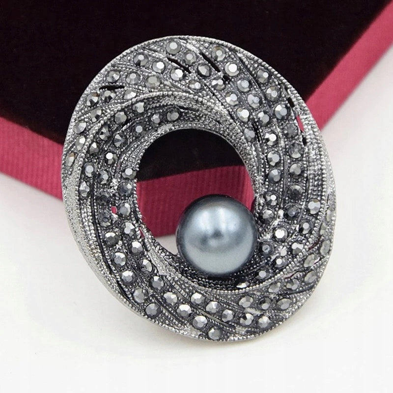Barocke Brosche mit Perle