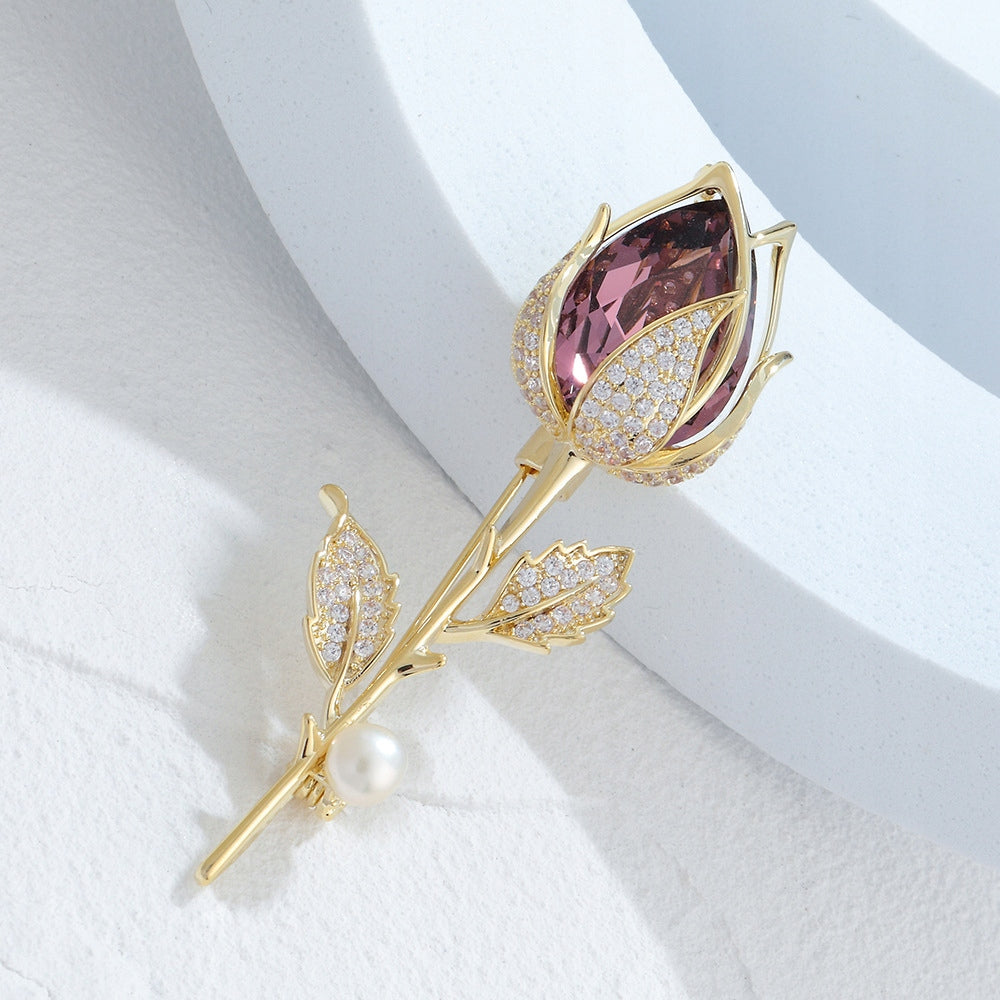 Rose mit Zirkonen und einer Perle – 14 Karat vergoldete Brosche