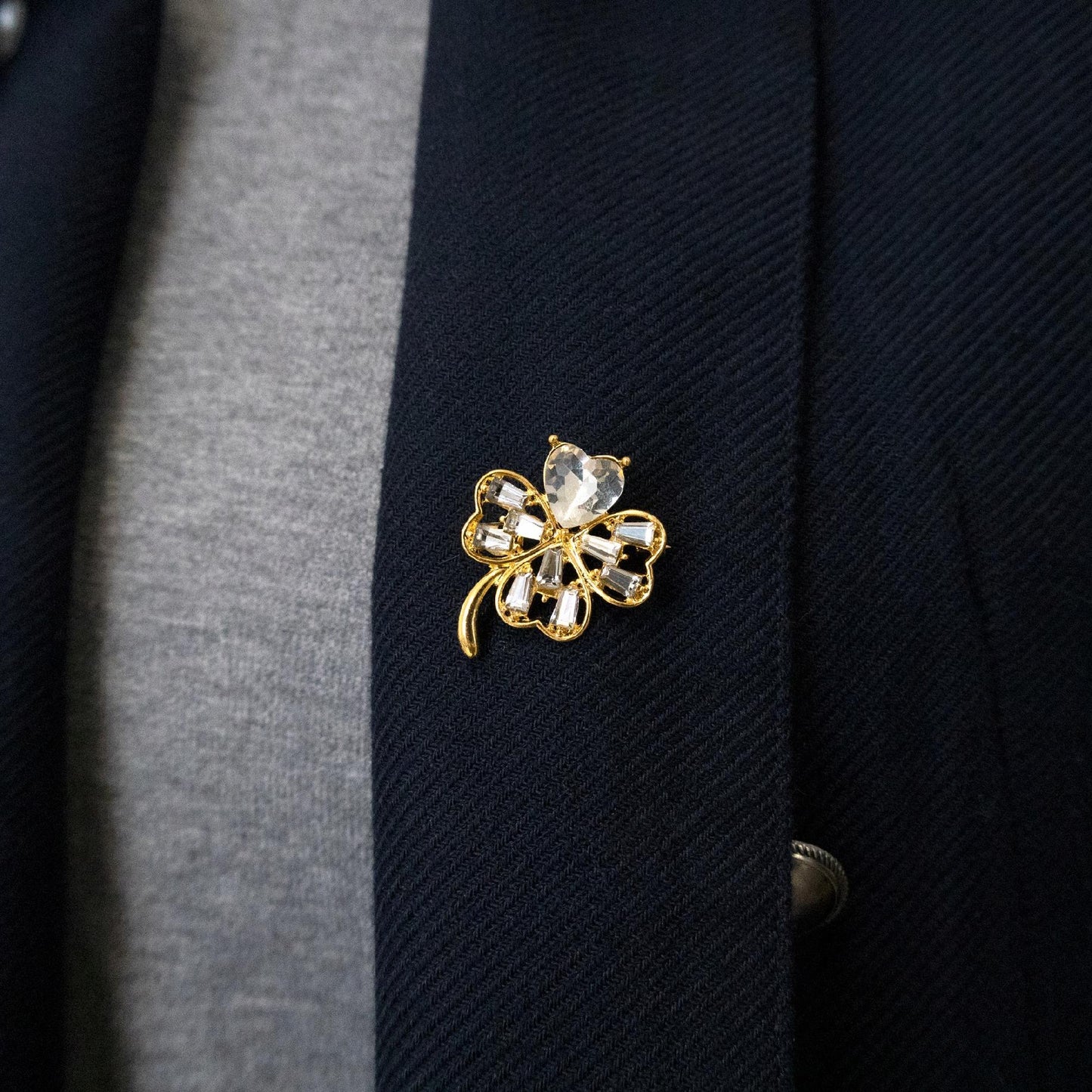 Goldenes Kleeblatt mit weißen Zirkonen und einem Herz – eine Glücksbrosche