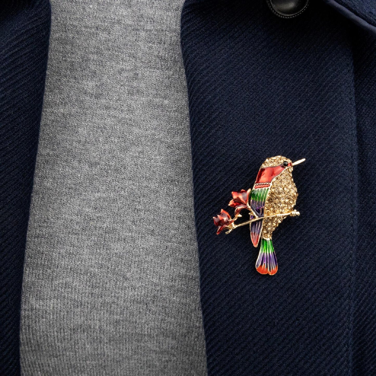 Goldener Vogel mit roten Blumen - Brosche verziert mit Zirkonias