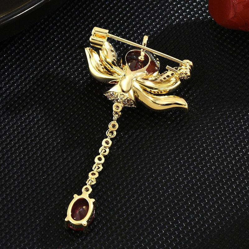 Blume mit Kette - 14K vergoldete Brosche