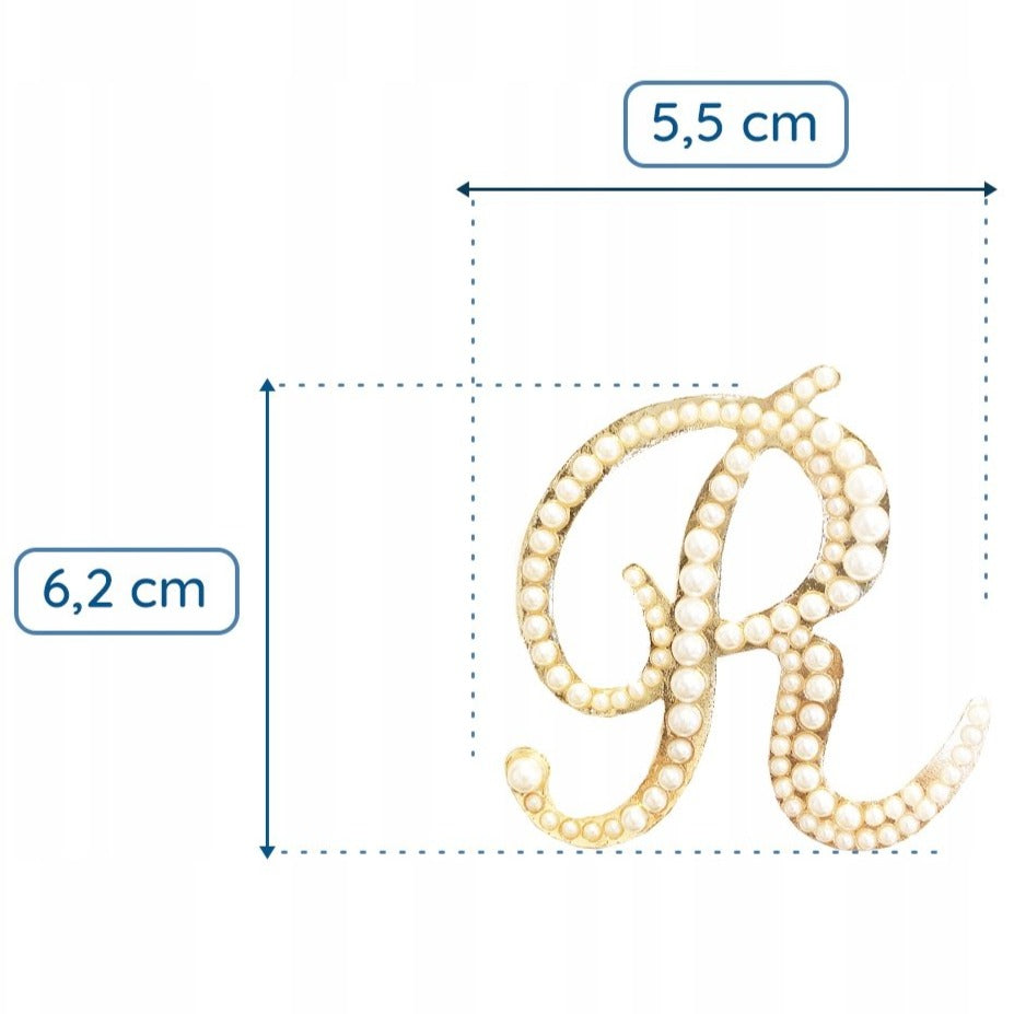 Goldene Brosche mit dem Buchstaben R und Perlen