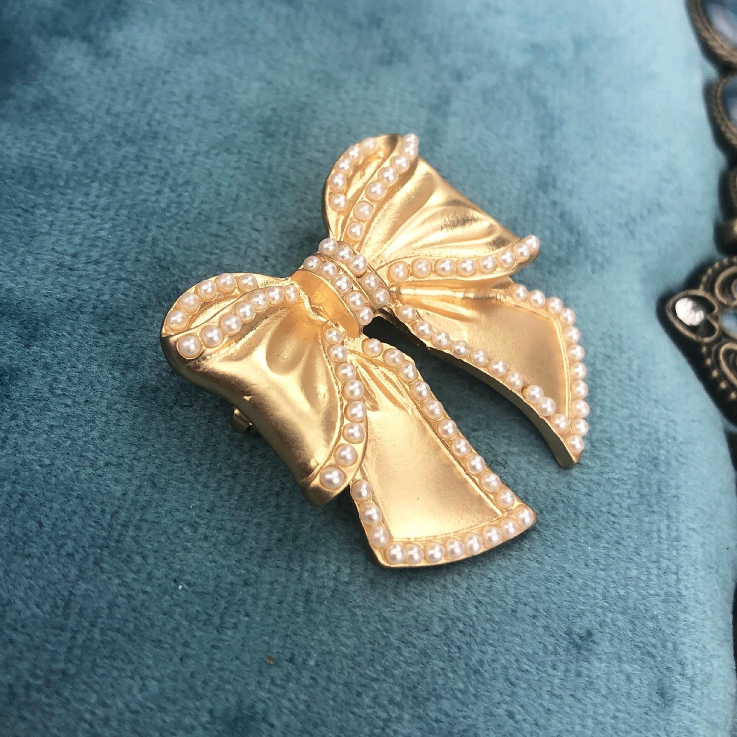 Goldene Brosche mit Schleife
