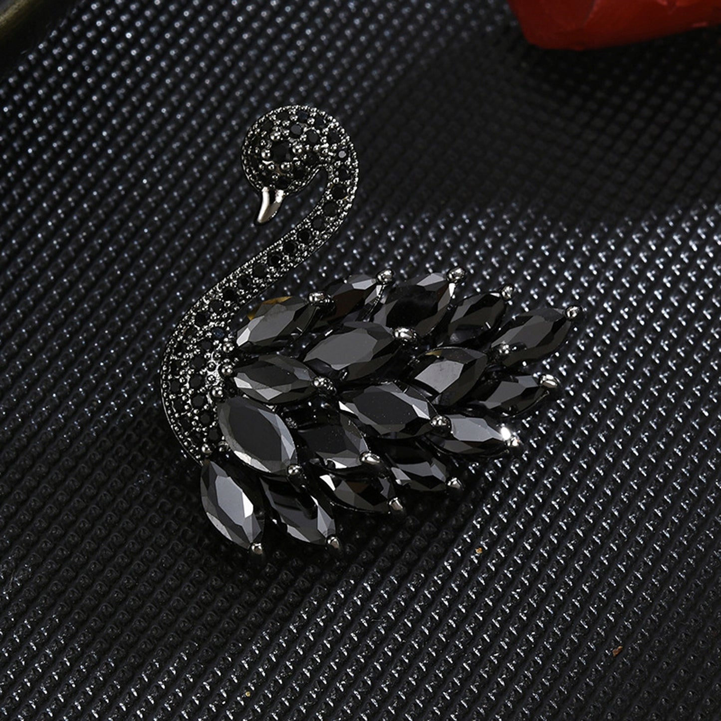 Schwarzer Schwan - Kupferbrosche mit Zirkonia