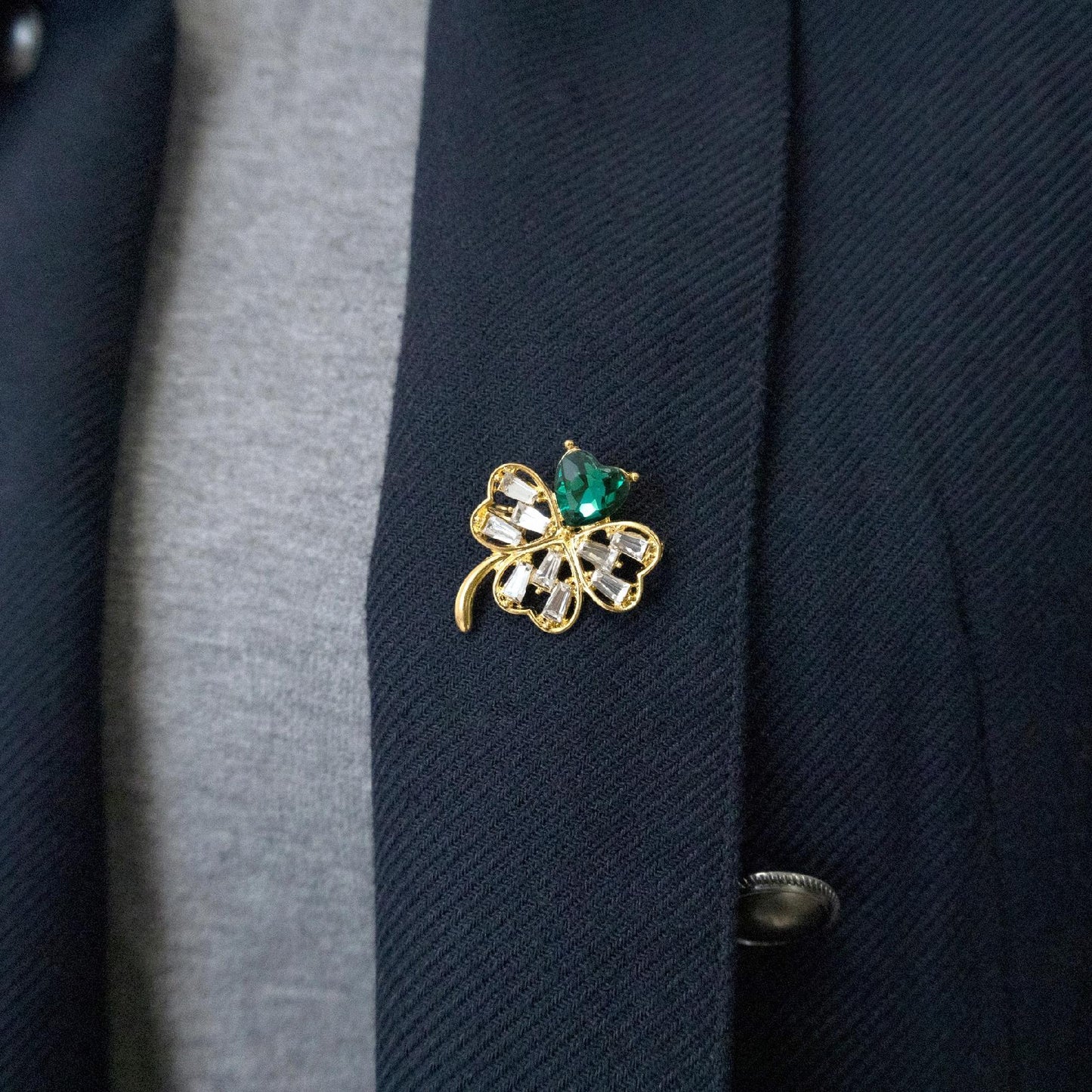 Goldenes Kleeblatt mit grünem Herz - Brosche mit Zirkonia