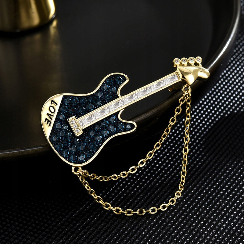 Gitarre mit Kette und LOVE-Aufschrift – 14K vergoldete Brosche