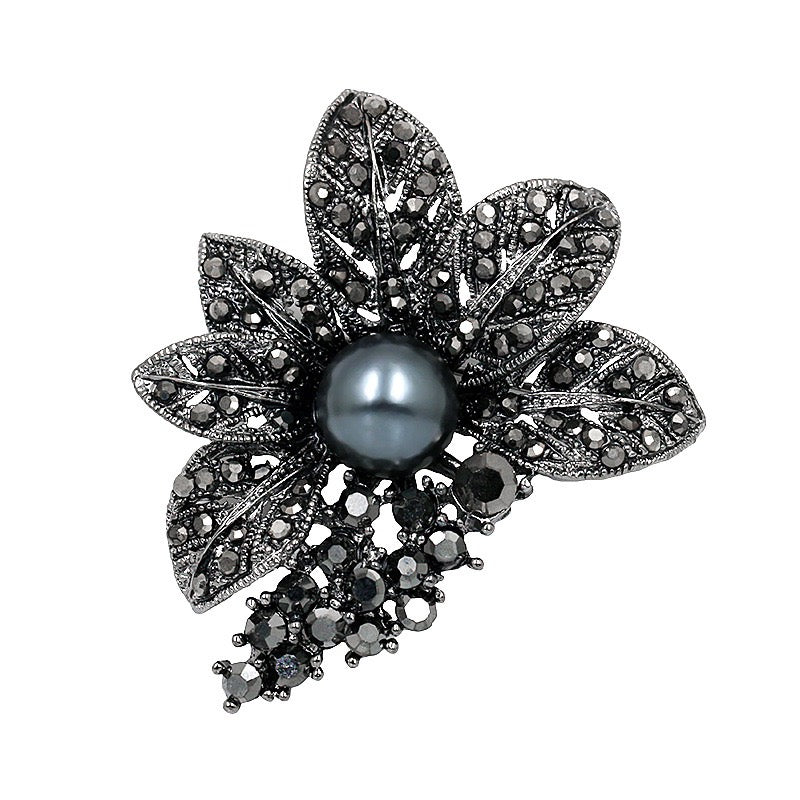 Schwarze Blume mit Perlenbrosche