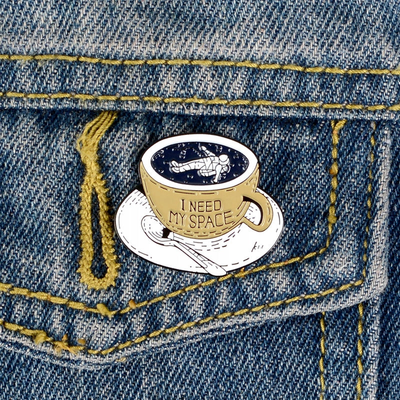 Kaffeetasse mit Kosmonauten-Anstecker
