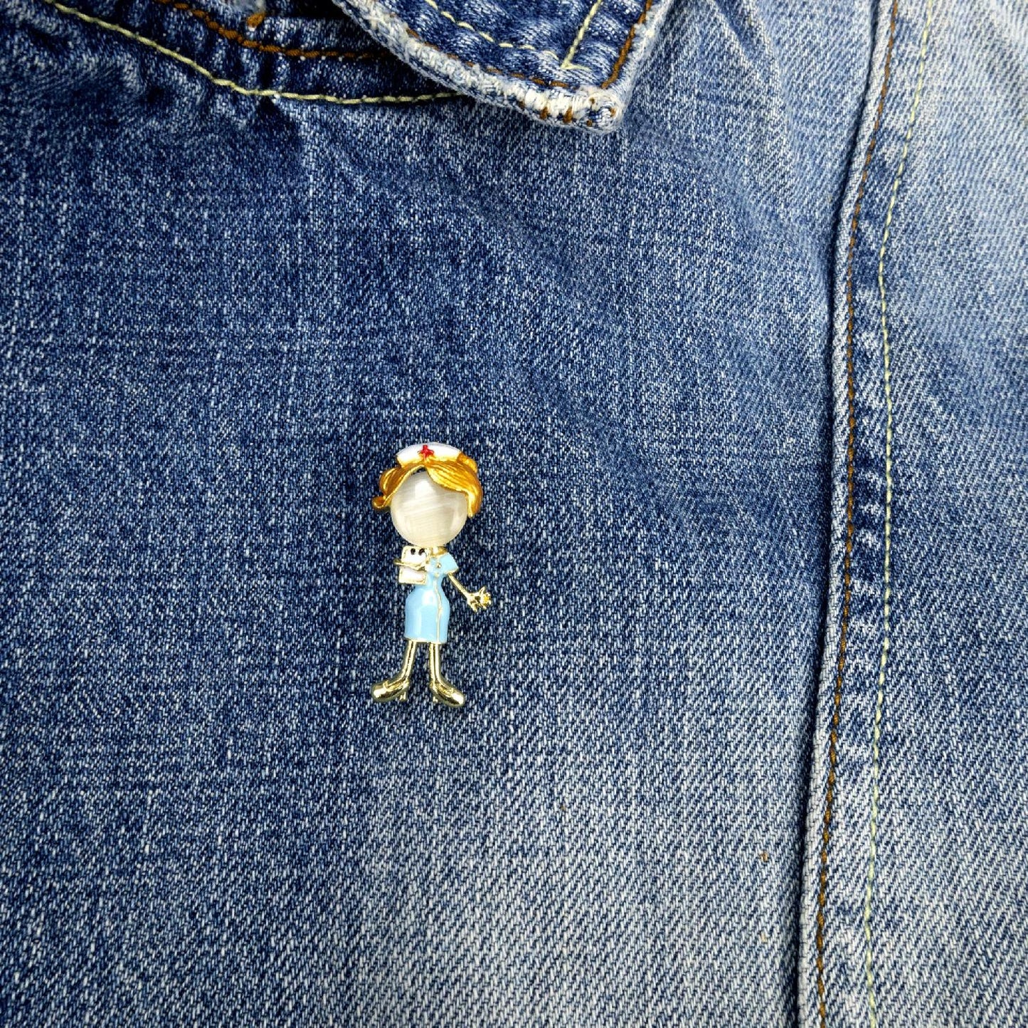 Krankenschwester im blauen Outfit - Brosche
