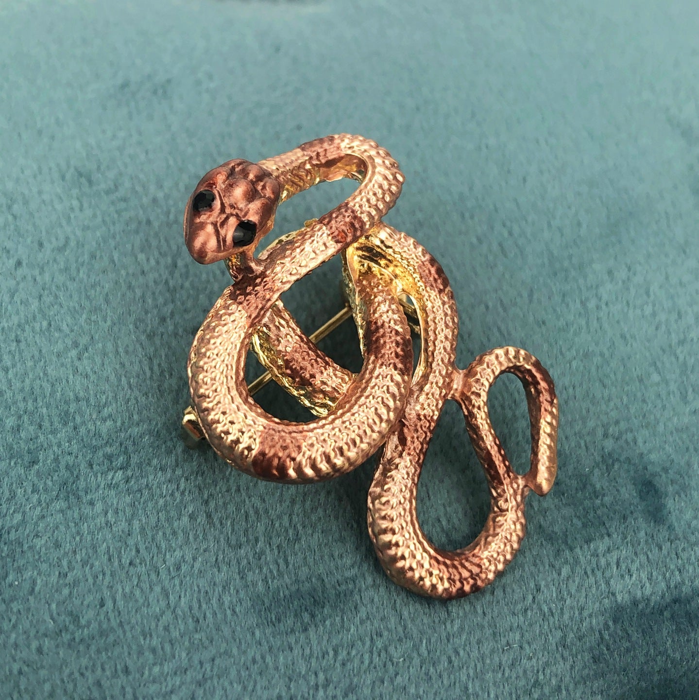 Goldene Schlangenbrosche mit Zirkonia