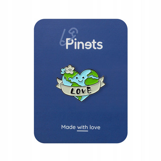 Umweltfreundlicher Pin mit einem Herz in Form des Planeten Erde und der Aufschrift „Love“