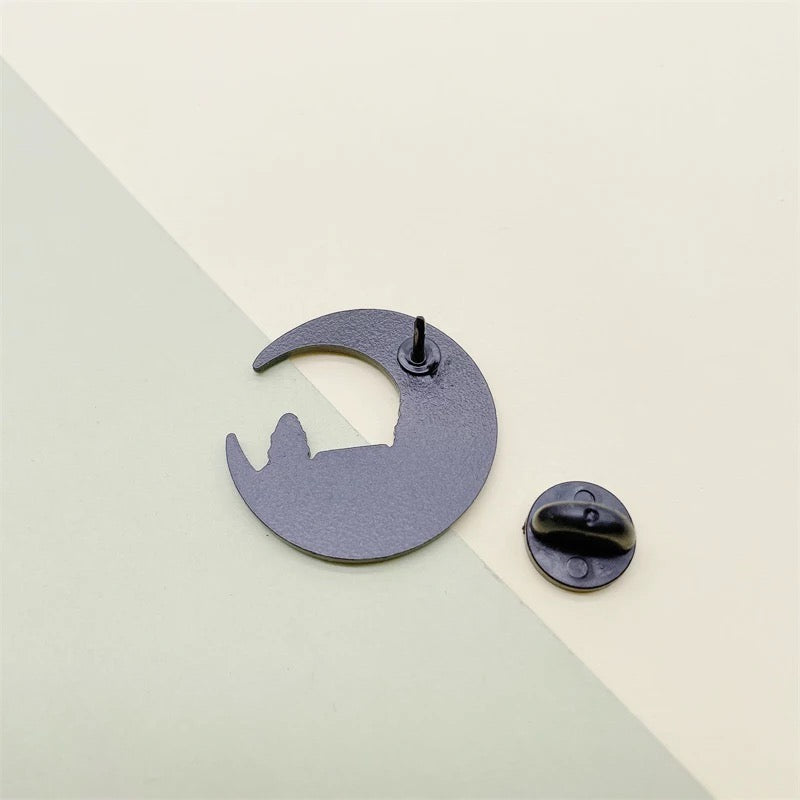 Mond mit Bergblick-Anstecker