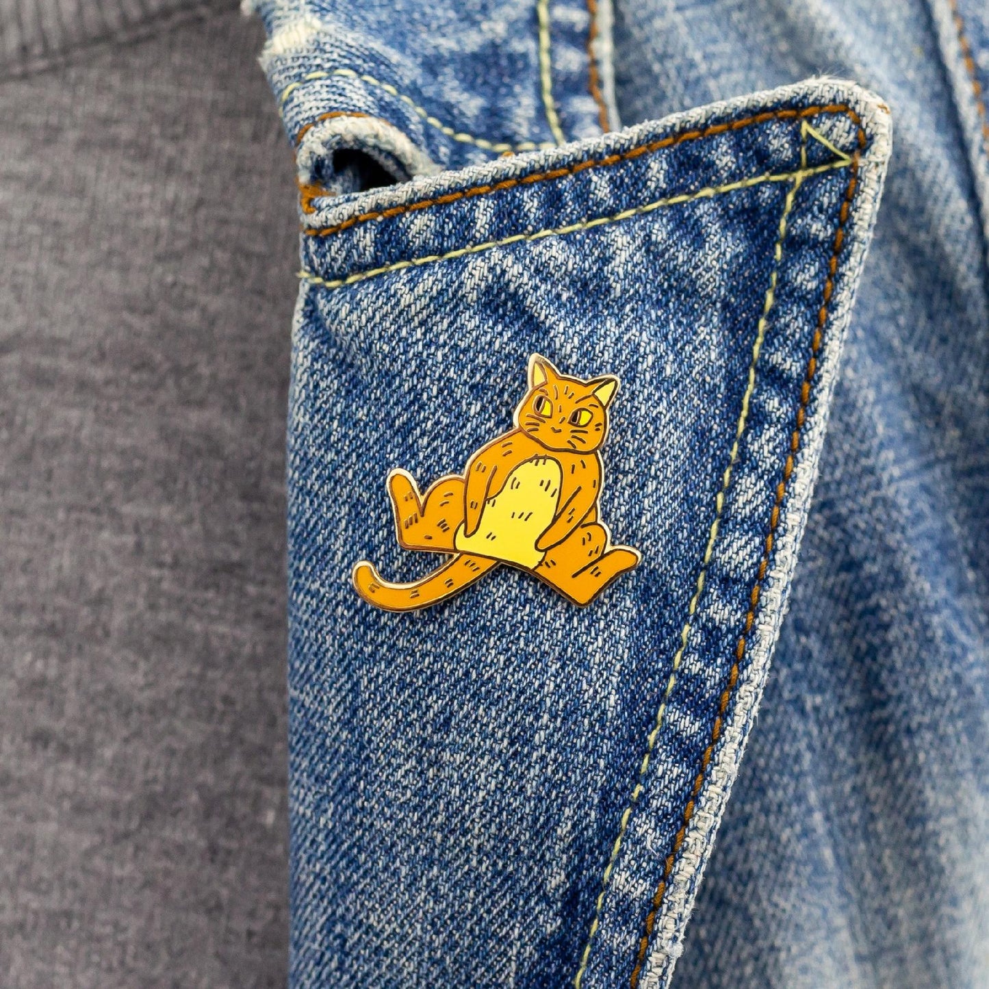 Dicke orange Katze - ein Anstecker für eine Katzendame