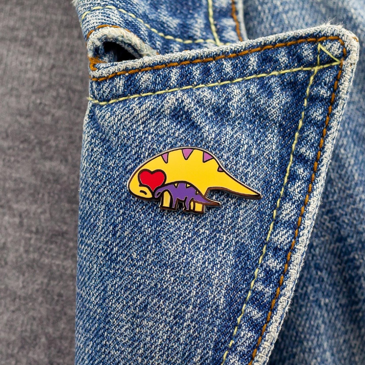 Zwei Dinosaurier mit Herz - Anstecker