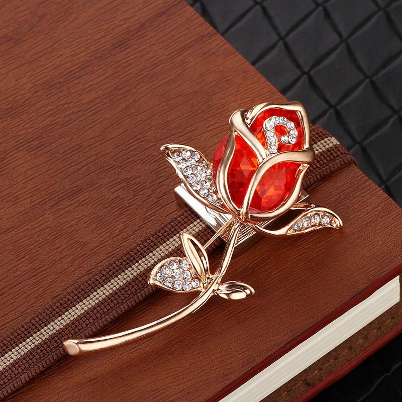 Rote Rose mit Zirkonia-Brosche