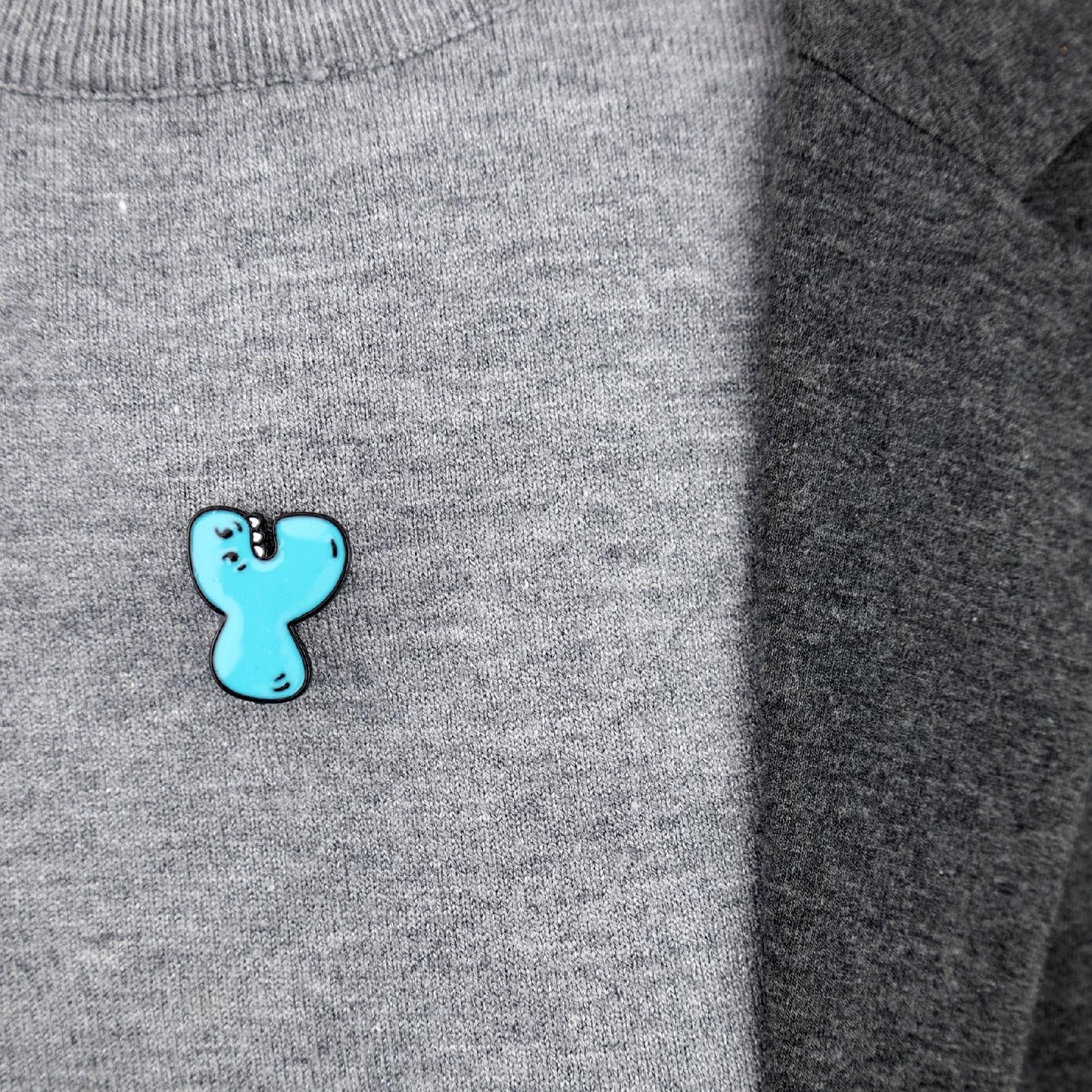 Buchstabe Y mit Zähnen - blauer Pin