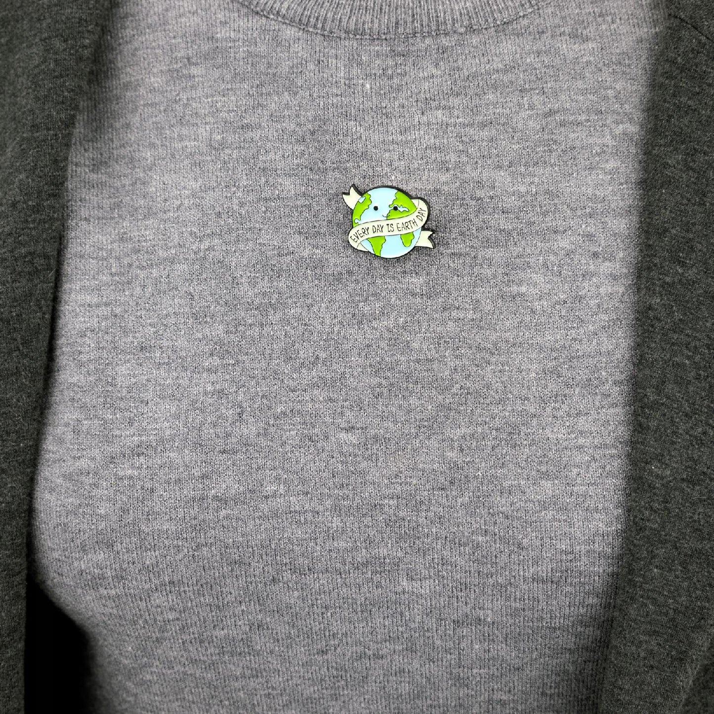 Ökologischer Pin in Form des Planeten Erde mit dem Slogan „Every Day Is Earth Day“