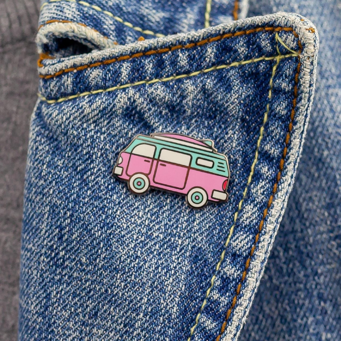 Pinkes Wohnmobil – ein Pin für die Urlaubsreise