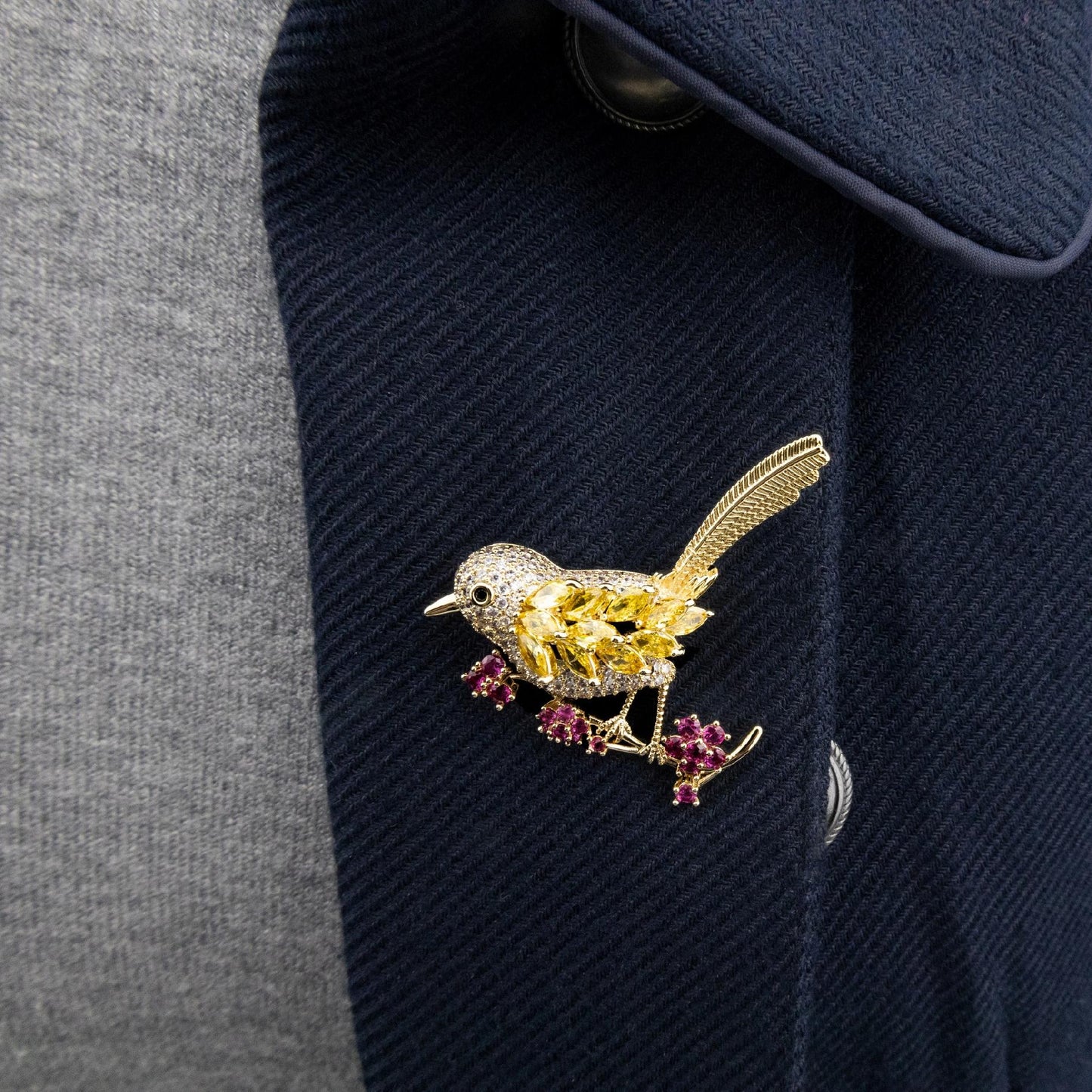 Vogel auf einem Ast mit Blumen - 14K vergoldete Brosche