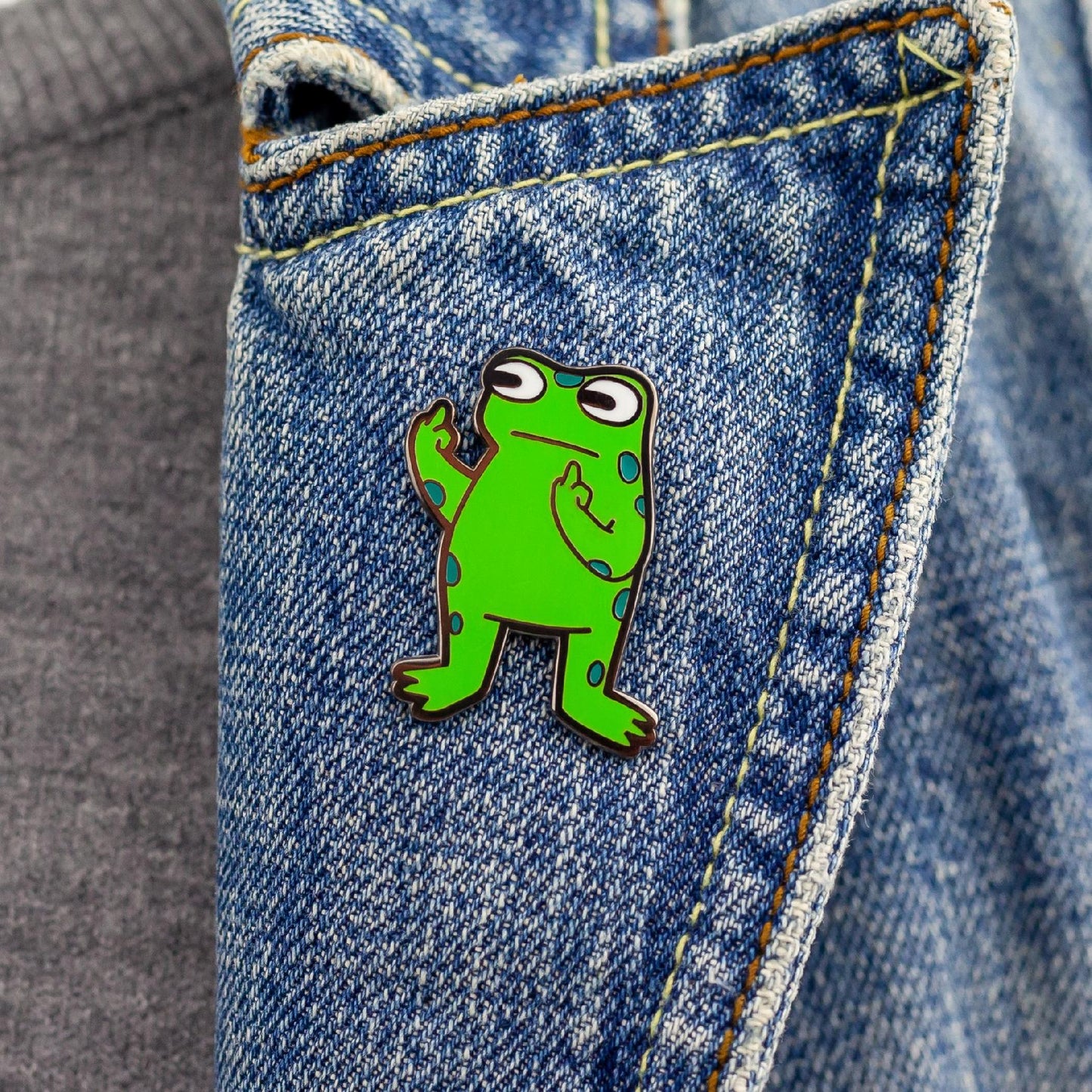 Gemeiner Frosch zeigt Mittelfinger - Coole Anstecknadel