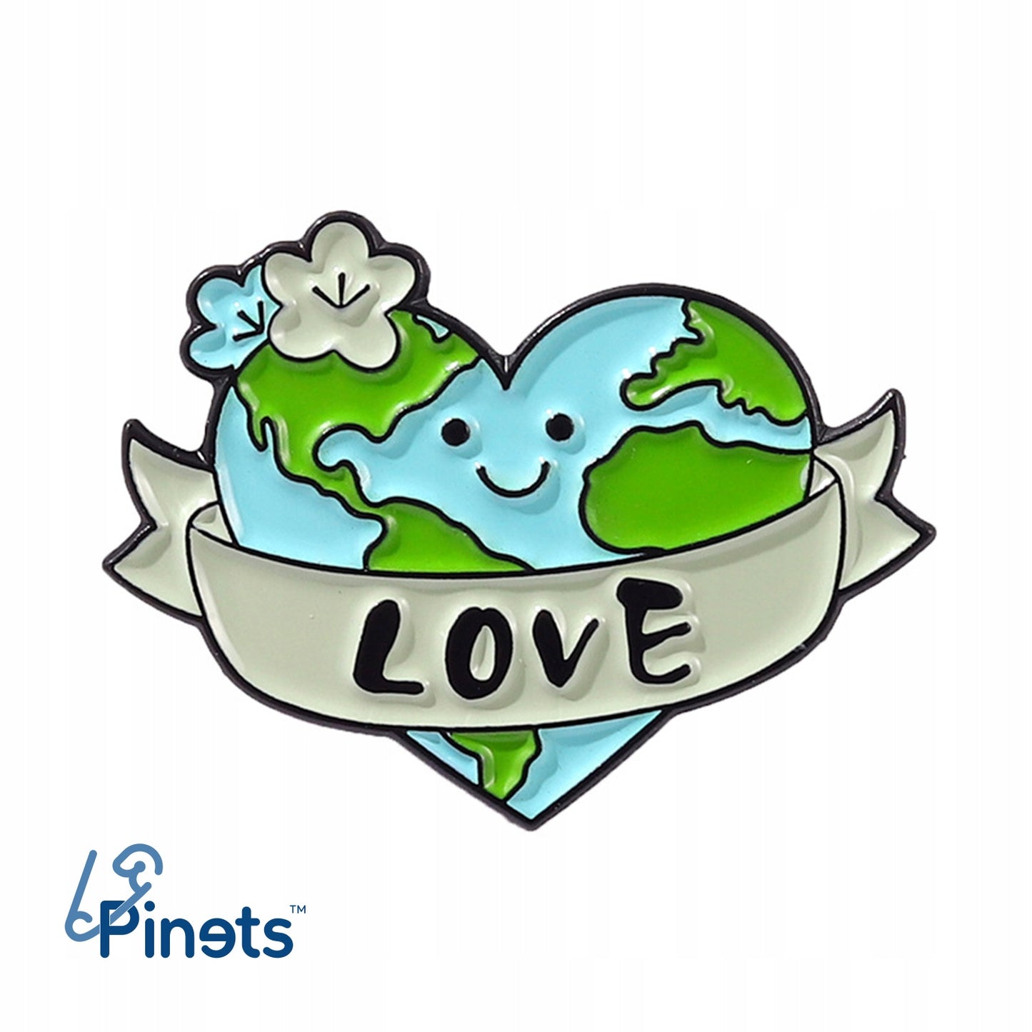 Umweltfreundlicher Pin mit einem Herz in Form des Planeten Erde und der Aufschrift „Love“