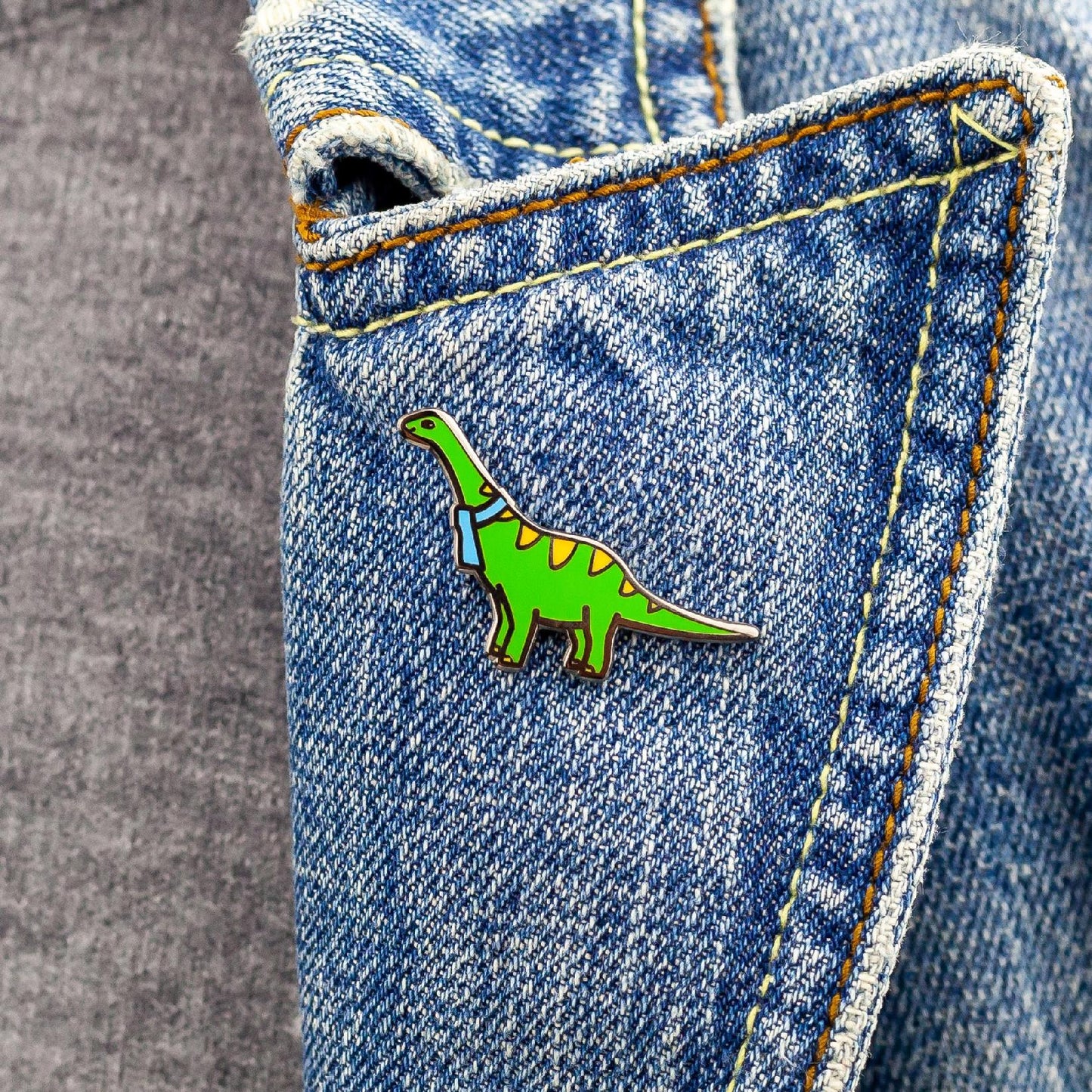 Grüner Dinosaurier mit Schal - Anstecker für ein Kind