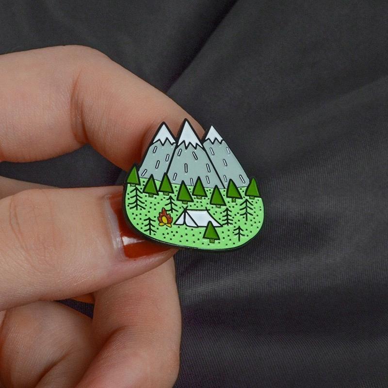 Anstecknadel mit Bergblick