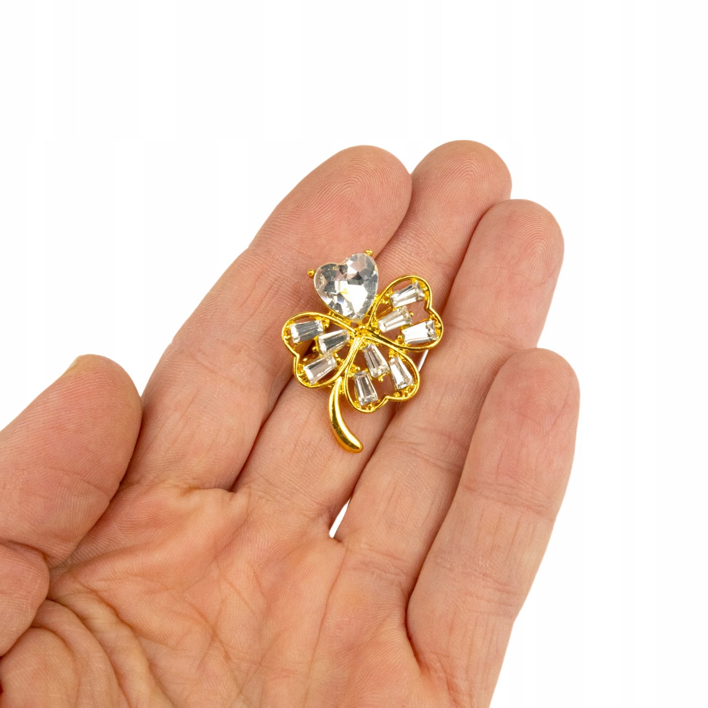 Goldenes Kleeblatt mit weißen Zirkonen und einem Herz – eine Glücksbrosche