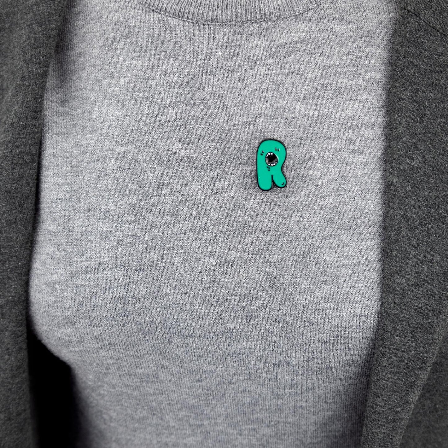 Buchstabe R mit offenem Mund - grüne Stecknadel