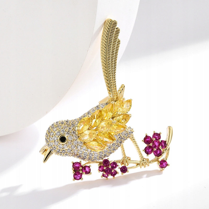 Vogel auf einem Ast mit Blumen - 14K vergoldete Brosche
