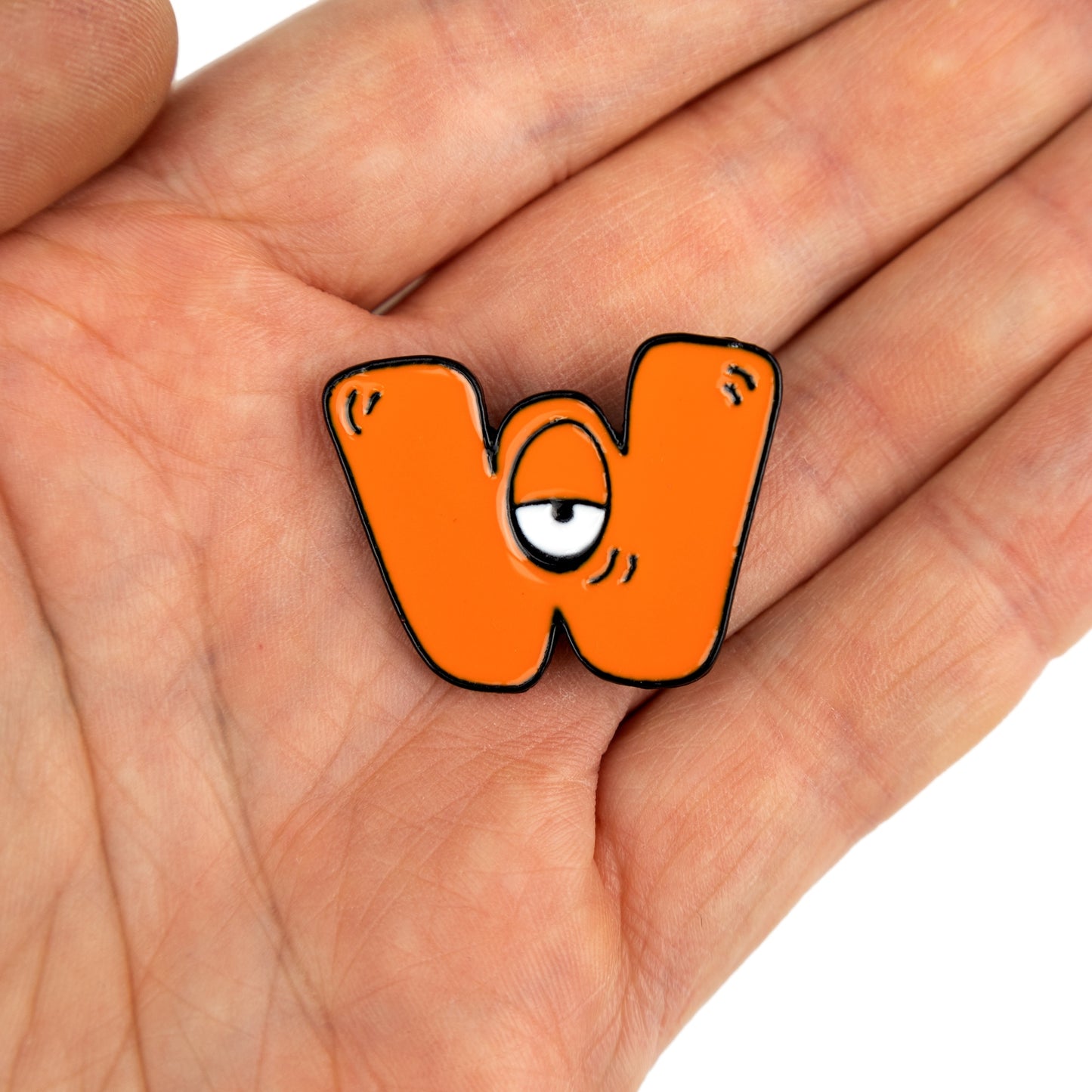 Buchstabe W mit Auge - orangefarbene Anstecknadel