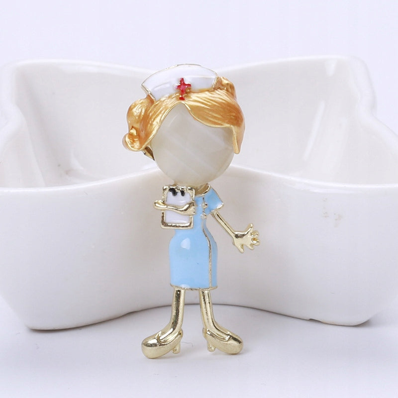 Krankenschwester im blauen Outfit - Brosche