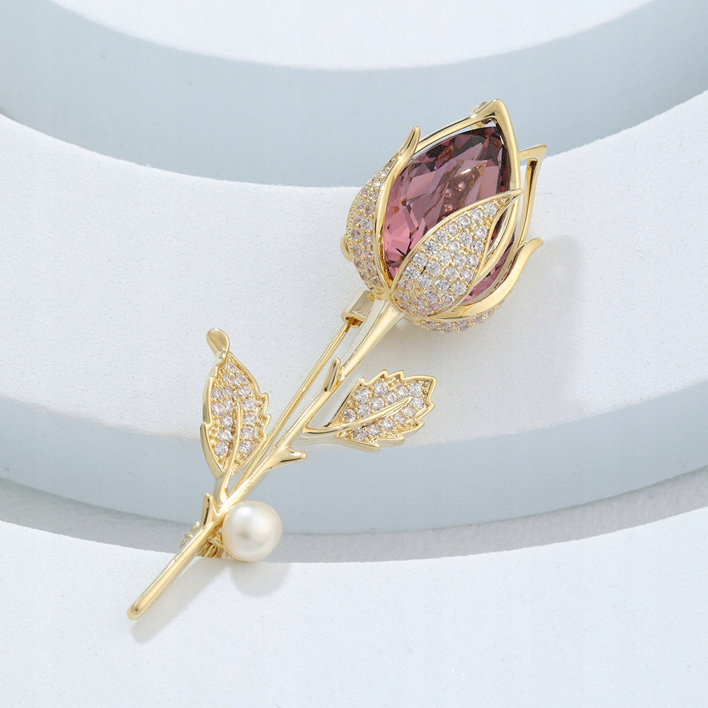 Rose mit Zirkonen und einer Perle – 14 Karat vergoldete Brosche