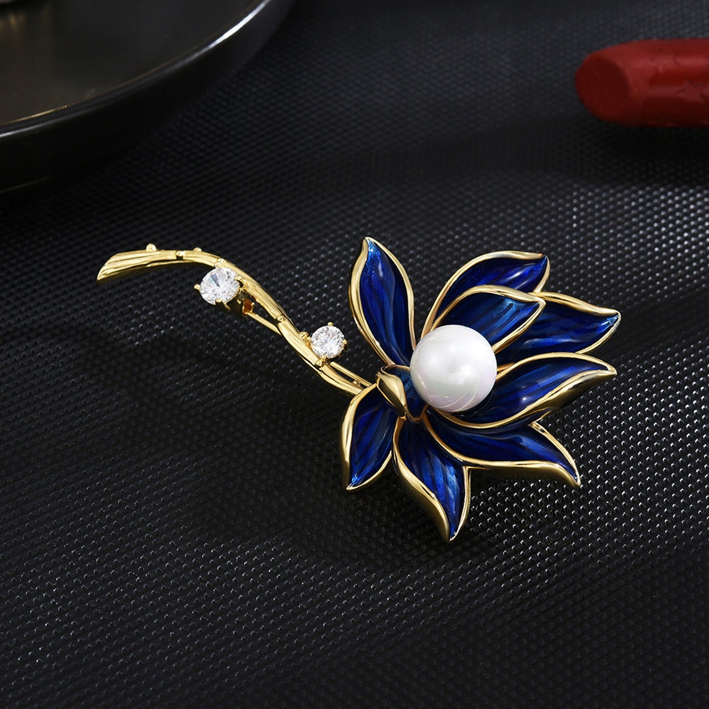 Lotusblume mit Perle – vergoldete Brosche