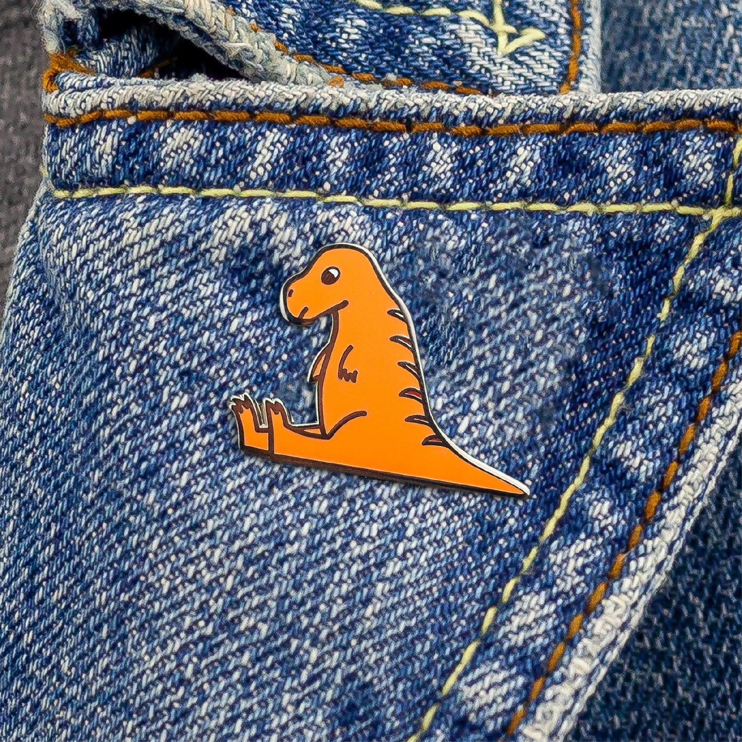 Oranger Dinosaurier - Eine süße Anstecknadel für ein Kind