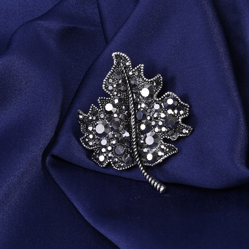 Silberne Blattbrosche mit Zirkonia