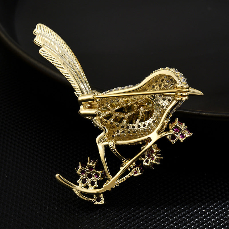 Vogel auf einem Ast mit Blumen - 14K vergoldete Brosche