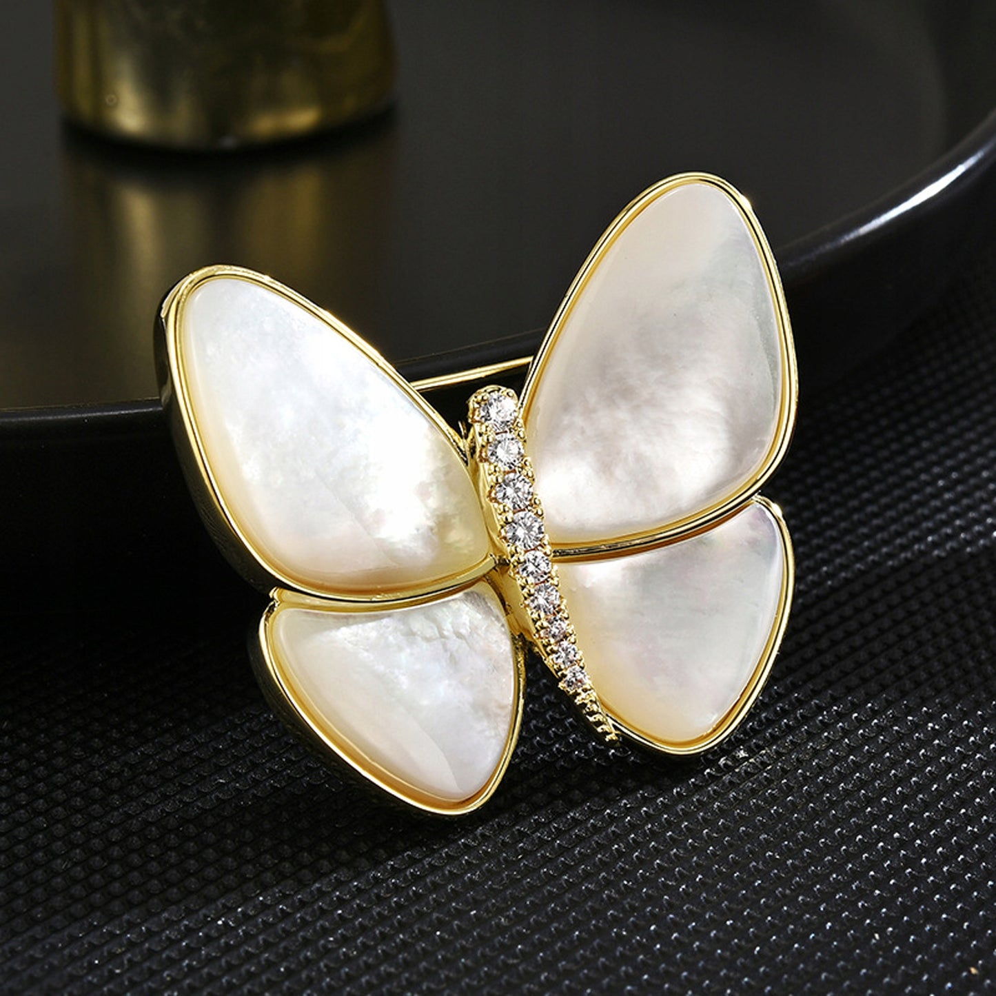 Weißer Schmetterling mit Perlmutt - 14K vergoldete Brosche