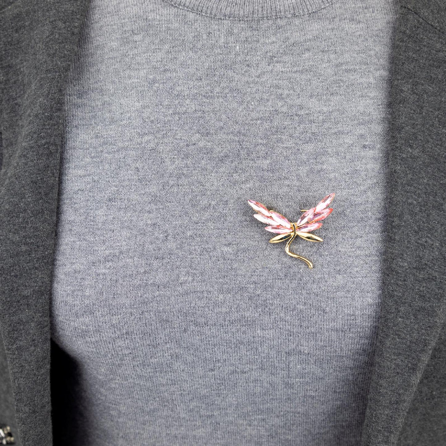 Goldene Libelle mit rosa Flügeln - Brosche