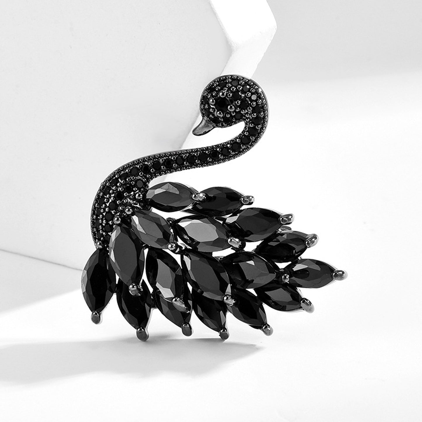 Schwarzer Schwan - Kupferbrosche mit Zirkonia