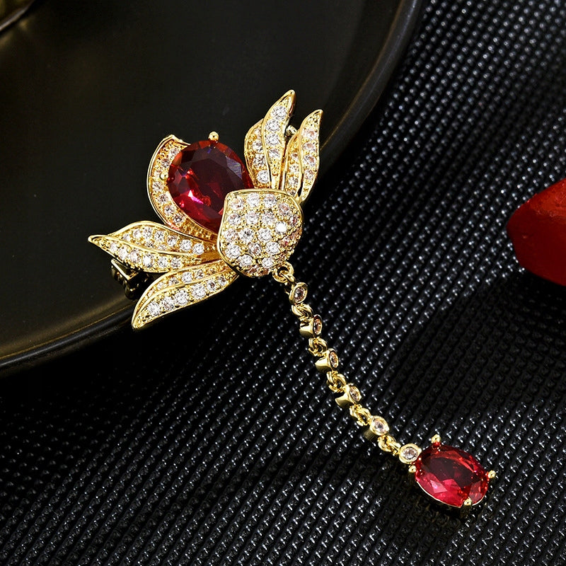 Blume mit Kette - 14K vergoldete Brosche