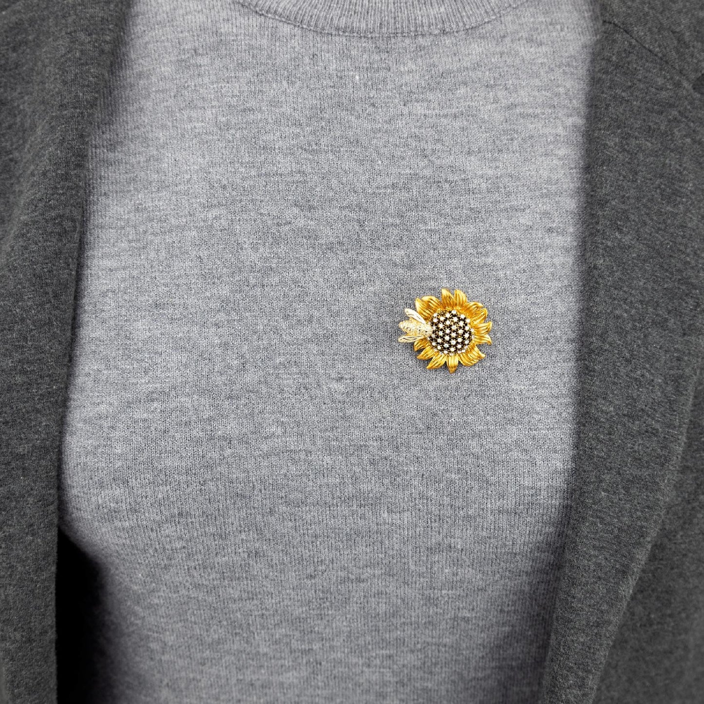 Sonnenblume mit Biene - Brosche mit Anhängerfunktion