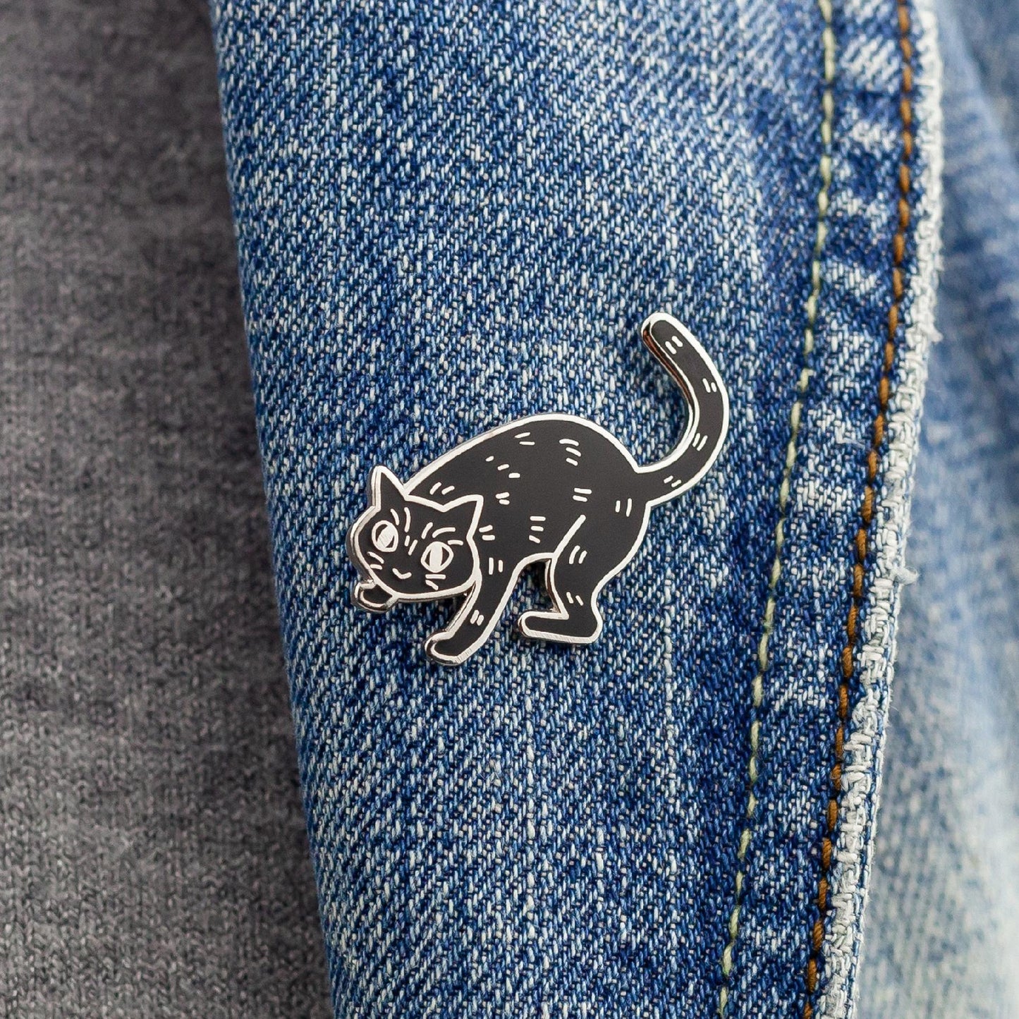 Boniface, die schwarze Katze – ein Anstecker für einen Katzenliebhaber
