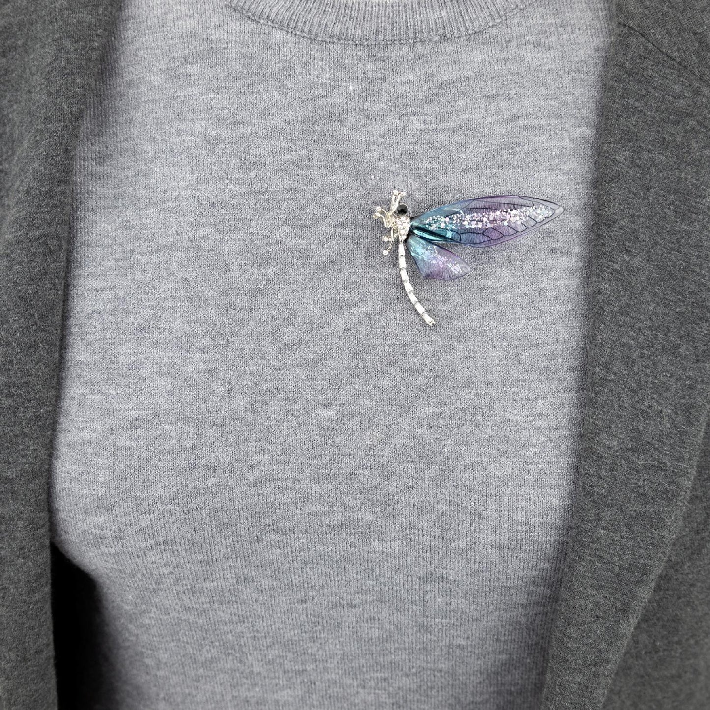 Libelle mit bunten Harzflügeln - Brosche