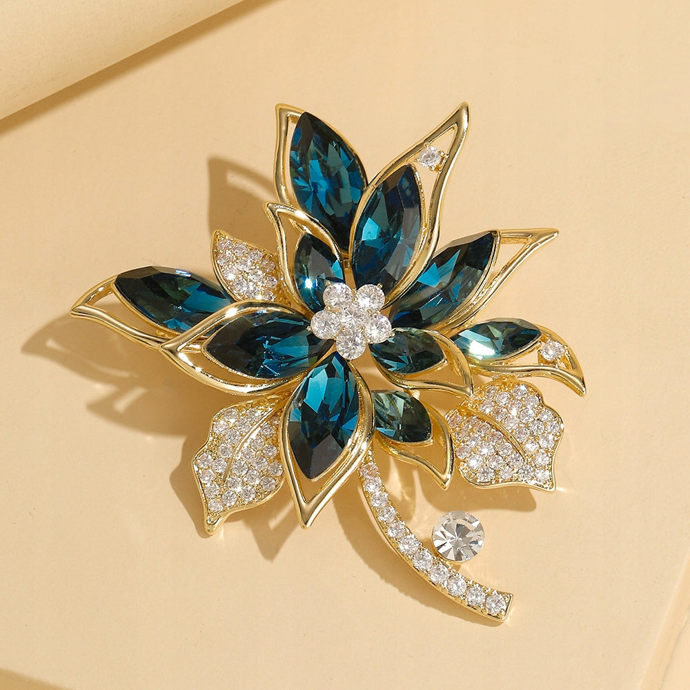 Blaue Blume mit Zirkonia – 14 Karat vergoldete Brosche